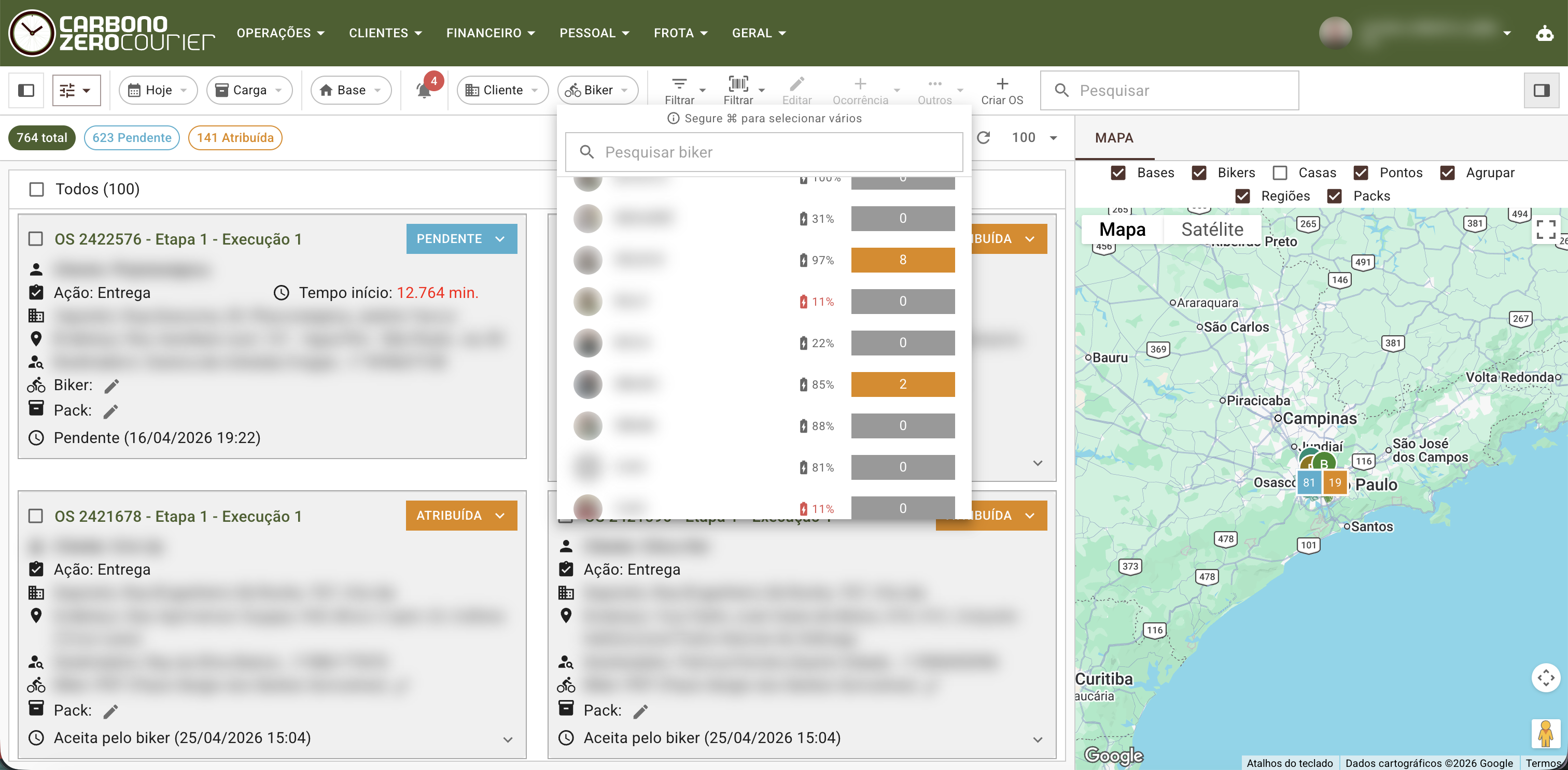 Painel interno de despacho com lista de OS e seletor de entregador